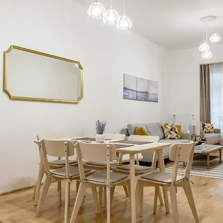 Downtown Charm In Будапешт